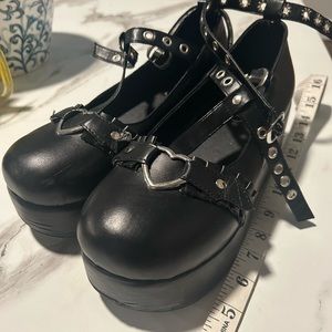 winged heart platform mary jane’s size 8.5
